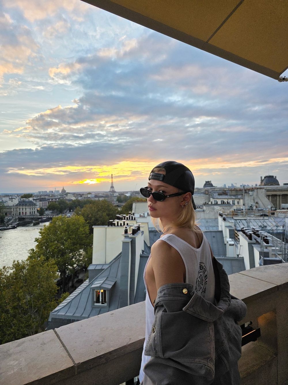 精靈王子Felix出差時裝週！狂發兩套LV私服穿搭、外套半穿「誘人手臂線條」不愧是薄肌男神！-5