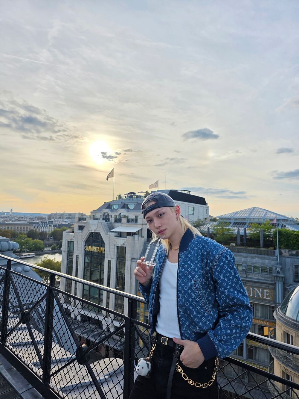 精靈王子Felix出差時裝週！狂發兩套LV私服穿搭、外套半穿「誘人手臂線條」不愧是薄肌男神！-7