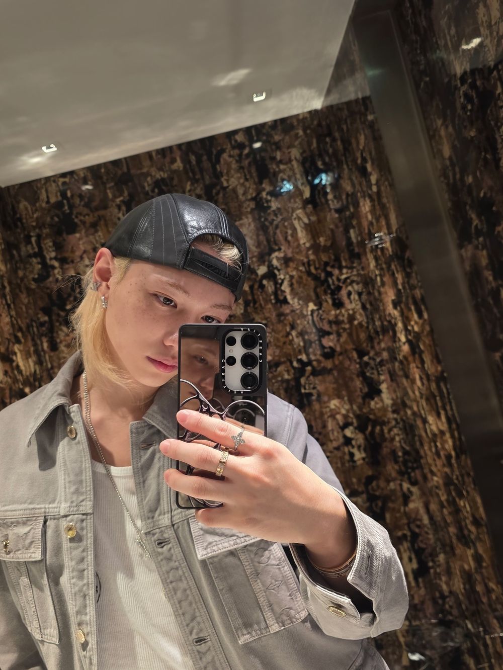 精靈王子Felix出差時裝週！狂發兩套LV私服穿搭、外套半穿「誘人手臂線條」不愧是薄肌男神！-8