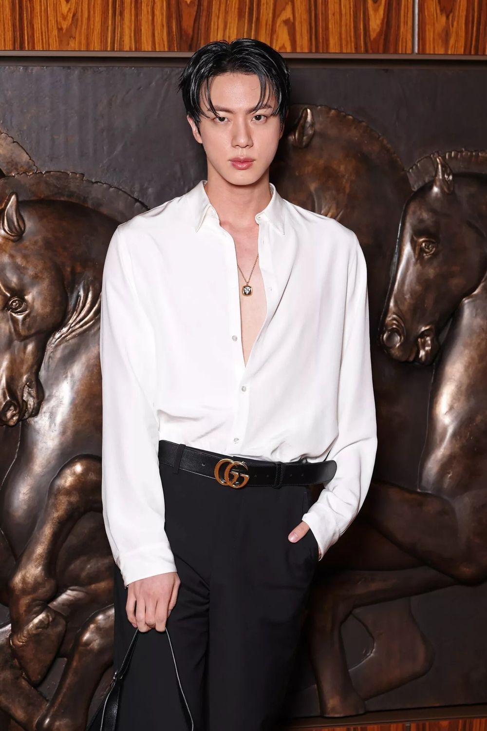 帥哥集體出沒！2026米蘭時裝週17位男神回顧！SKZ攻佔各大奢牌，S.COUPS直接上台走秀！-2