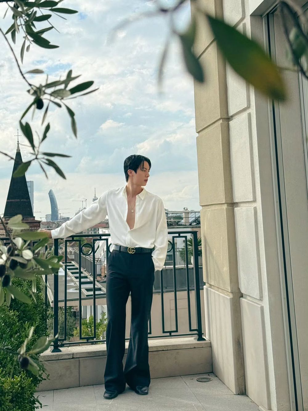 帥哥集體出沒！2026米蘭時裝週17位男神回顧！SKZ攻佔各大奢牌，S.COUPS直接上台走秀！-3