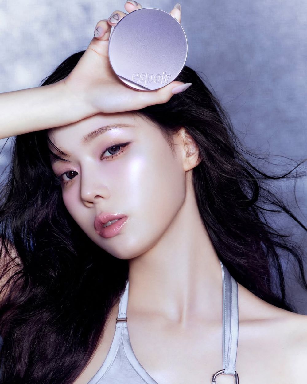 Winter「臉上那道光」美翻全網！espoir把神秘銀河變成彩妝、穩坐美妝界的時髦精，一開賣手刀必搶！-7