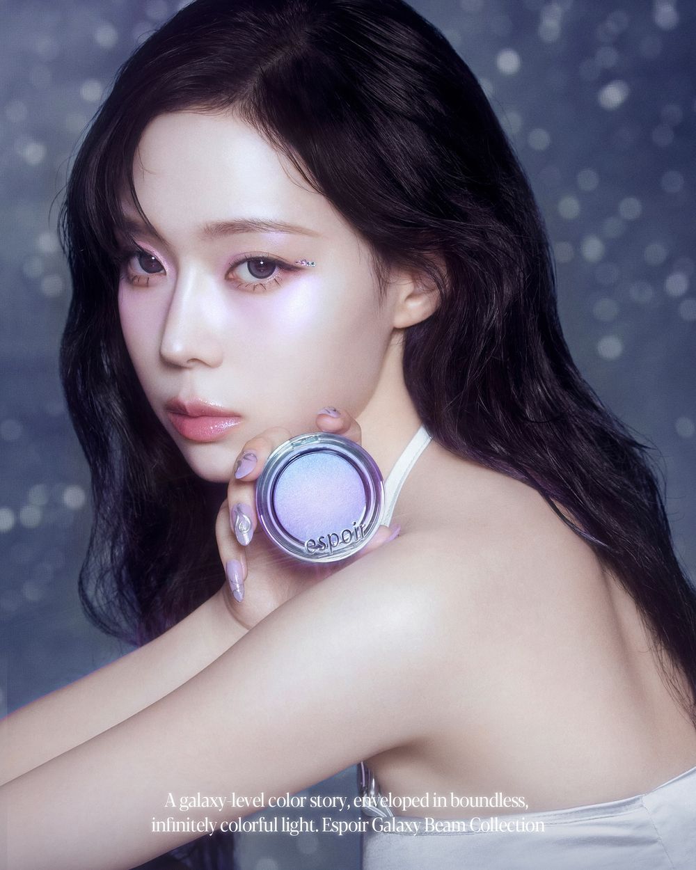 Winter「臉上那道光」美翻全網！espoir把神秘銀河變成彩妝、穩坐美妝界的時髦精，一開賣手刀必搶！-14