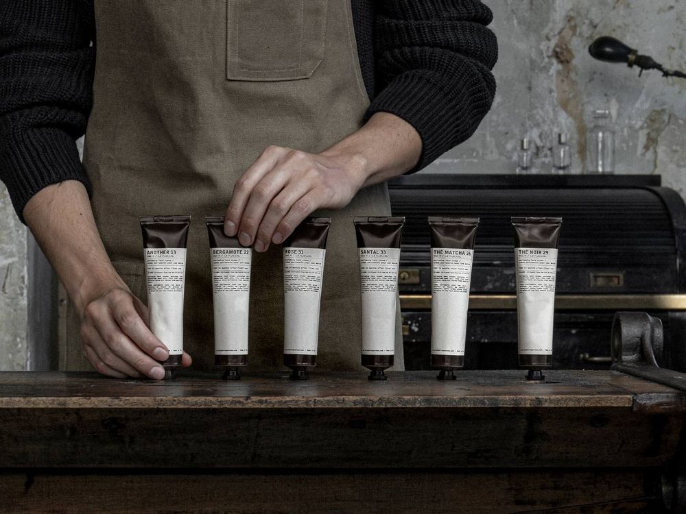 萬眾矚目！Le Labo經典淡香精終於化為「香氛護手霜」抵台，人氣ANOTHER13、檀香33、黑茶29組合、必收藏！-3