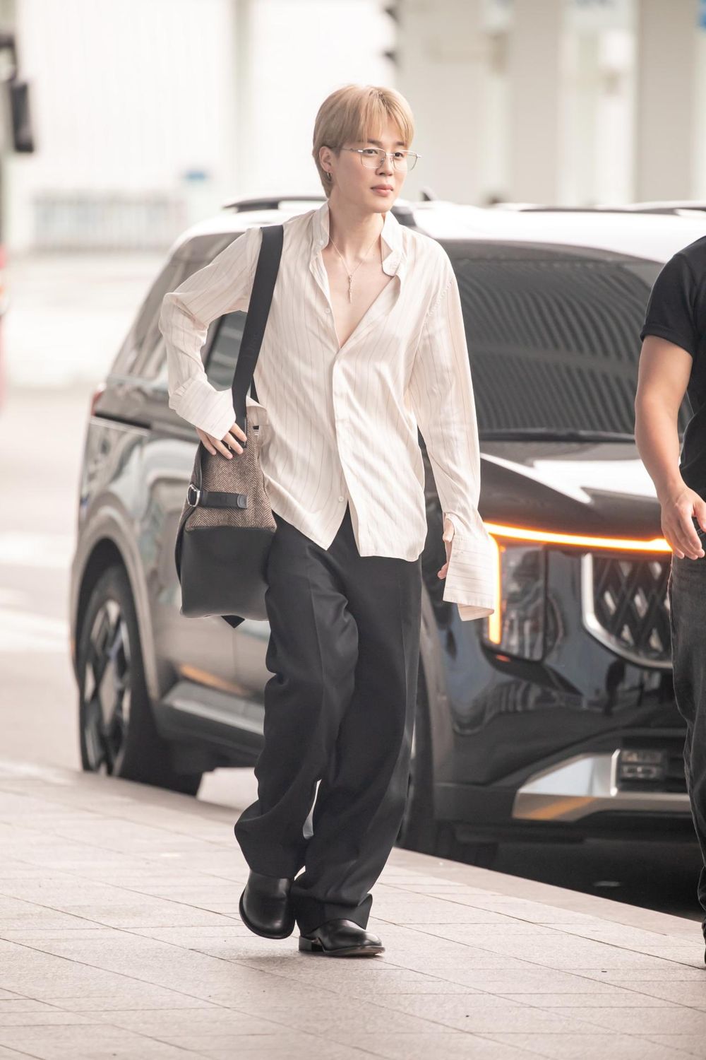 BTS Jimin退伍首秀來了！Dior帝王回歸「軟嫩小臉+超低胸襯衫」把機場路當T台走！-4