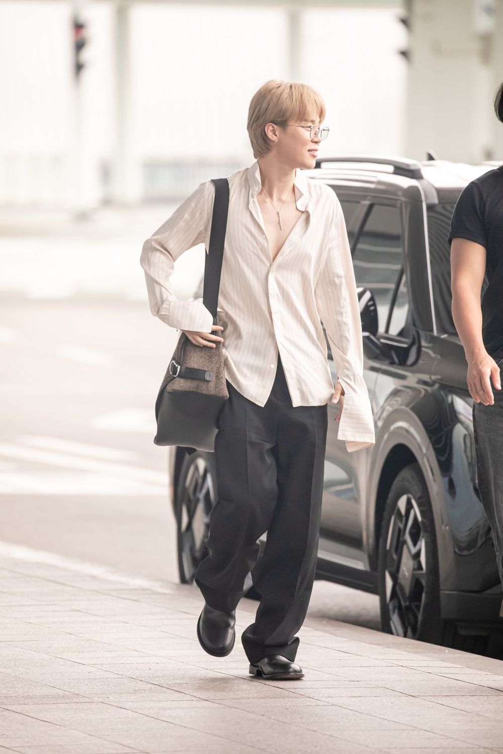 BTS Jimin退伍首秀來了！Dior帝王回歸「軟嫩小臉+超低胸襯衫」把機場路當T台走！-5