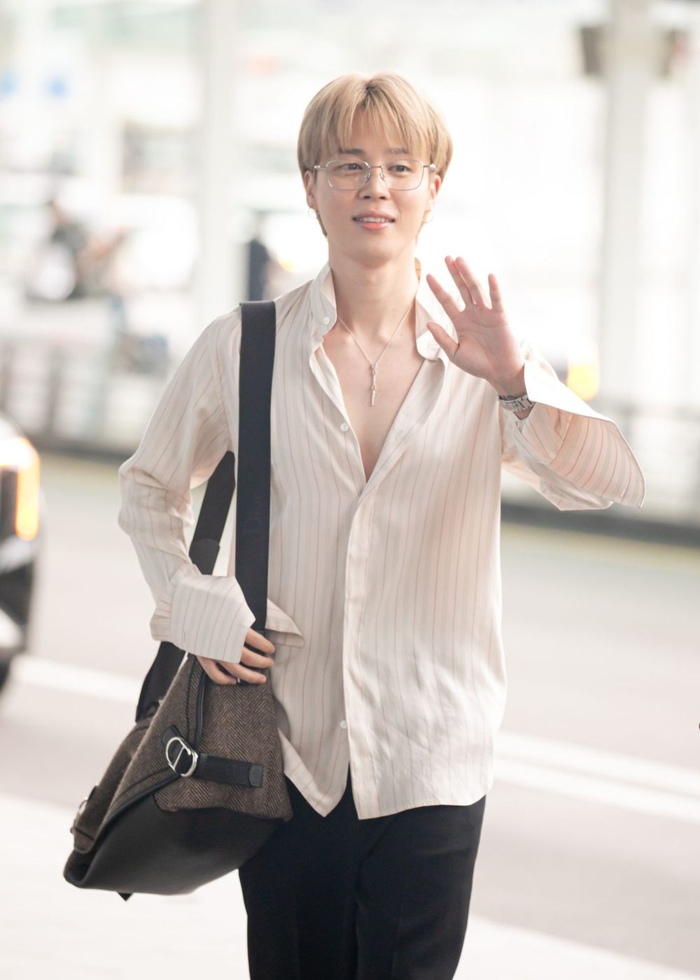 BTS Jimin退伍首秀來了！Dior帝王回歸「軟嫩小臉+超低胸襯衫」把機場路當T台走！-3