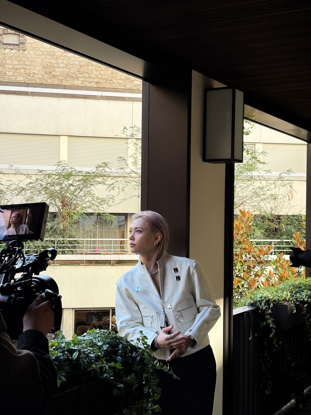 LV大秀Felix穿搭來了！後梳金髮+白夾克根本「白馬王子」降臨、外套裡面竟然沒穿？！-5