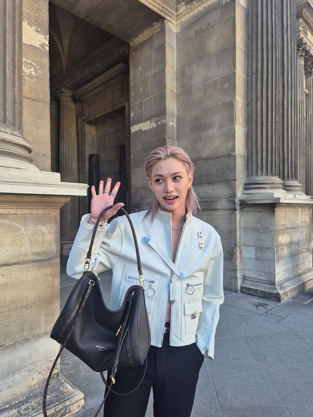 LV大秀Felix穿搭來了！後梳金髮+白夾克根本「白馬王子」降臨、外套裡面竟然沒穿？！-6