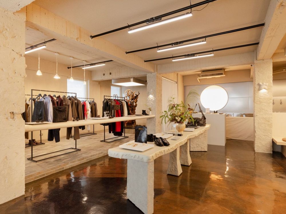 舒華時裝週同款來了！COS 2025秋冬系列太燒「麂皮包、格紋大衣」會忍不住失心瘋狂買！-3