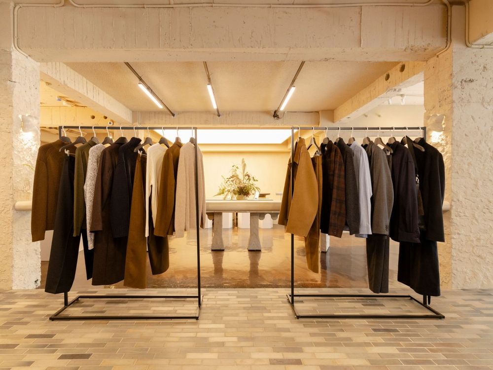 舒華時裝週同款來了！COS 2025秋冬系列太燒「麂皮包、格紋大衣」會忍不住失心瘋狂買！-10