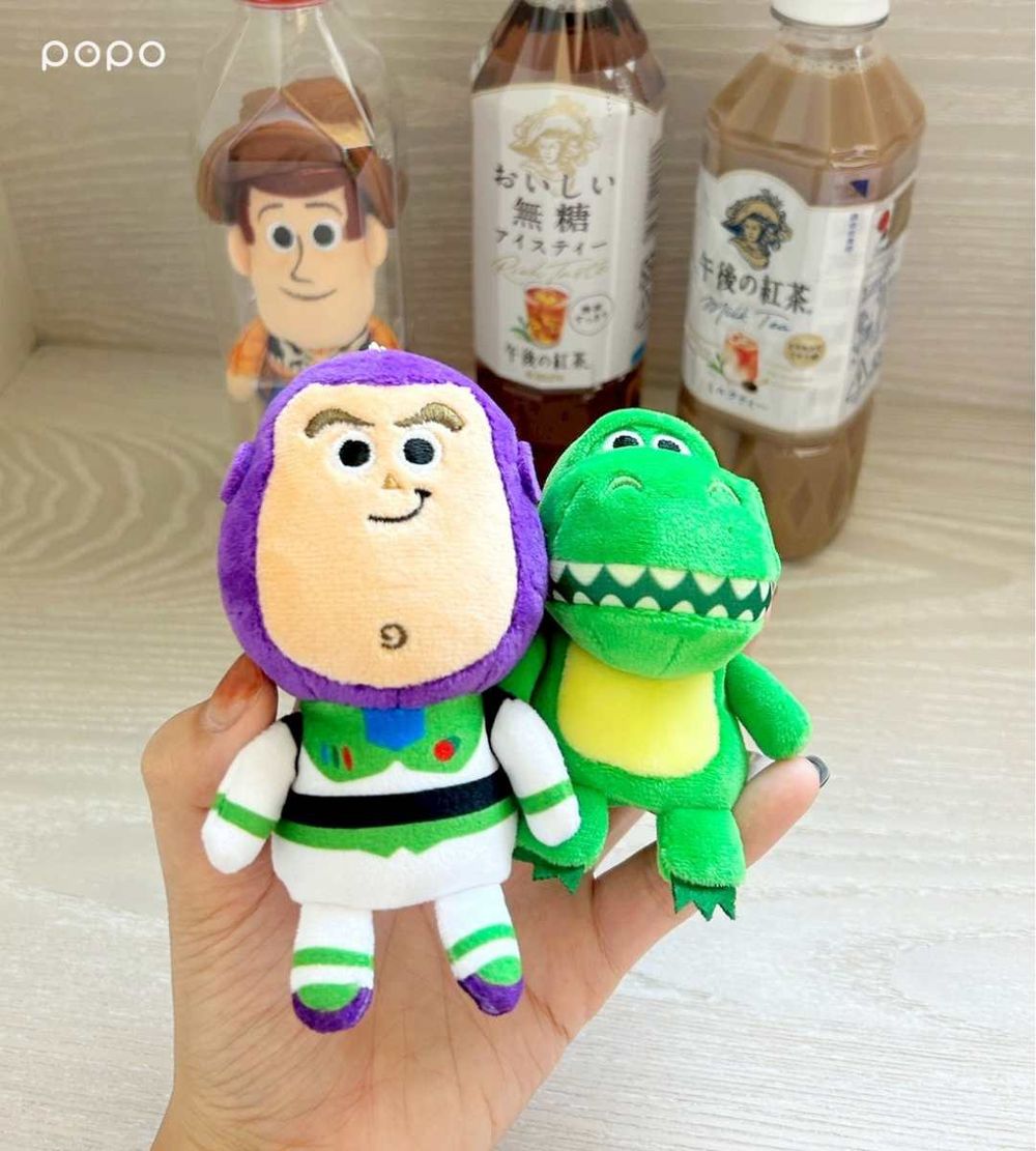 午後の紅茶跟玩具總動員聯名了！超Q「熊抱哥&三眼怪」五款瓶中玩偶太欠買、巷口7-11就買得到！-3