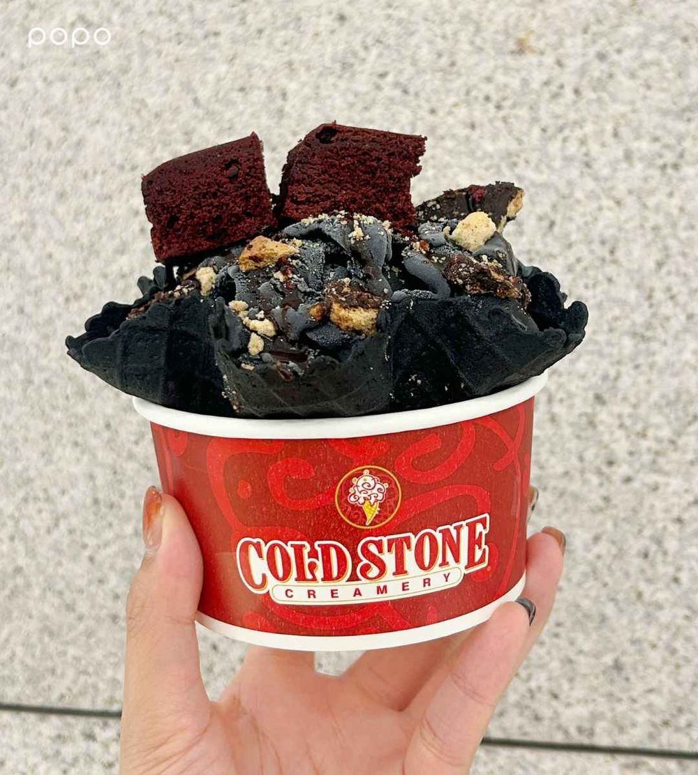 2025萬聖節限定！酷聖石「酷黑紅絲絨」鹹甜冰淇淋+黑色脆餅太欠吃、「極濃巧克力」三款新品同步開賣！-2