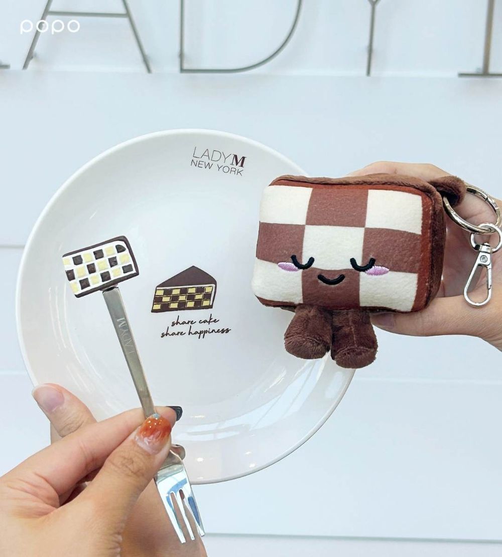 LADY M也來挑戰Jellycat？「笑臉棋盤格蛋糕鑰匙圈」可愛發瘋、獲得方式看這邊！-5