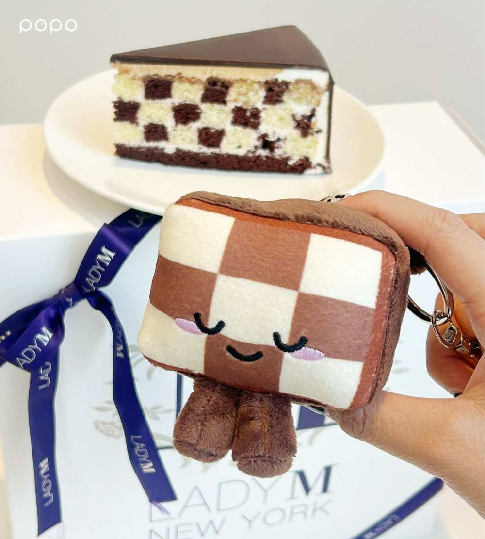 LADY M也來挑戰Jellycat？「笑臉棋盤格蛋糕鑰匙圈」可愛發瘋、獲得方式看這邊！-3
