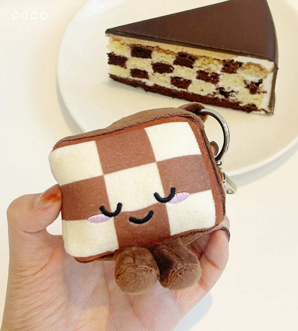 LADY M也來挑戰Jellycat？「笑臉棋盤格蛋糕鑰匙圈」可愛發瘋、獲得方式看這邊！-2