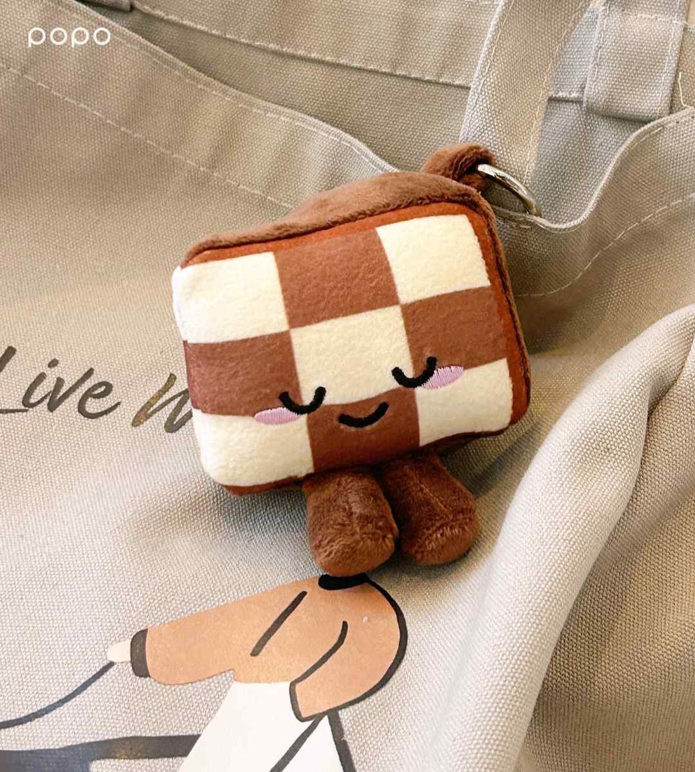 LADY M也來挑戰Jellycat？「笑臉棋盤格蛋糕鑰匙圈」可愛發瘋、獲得方式看這邊！-9