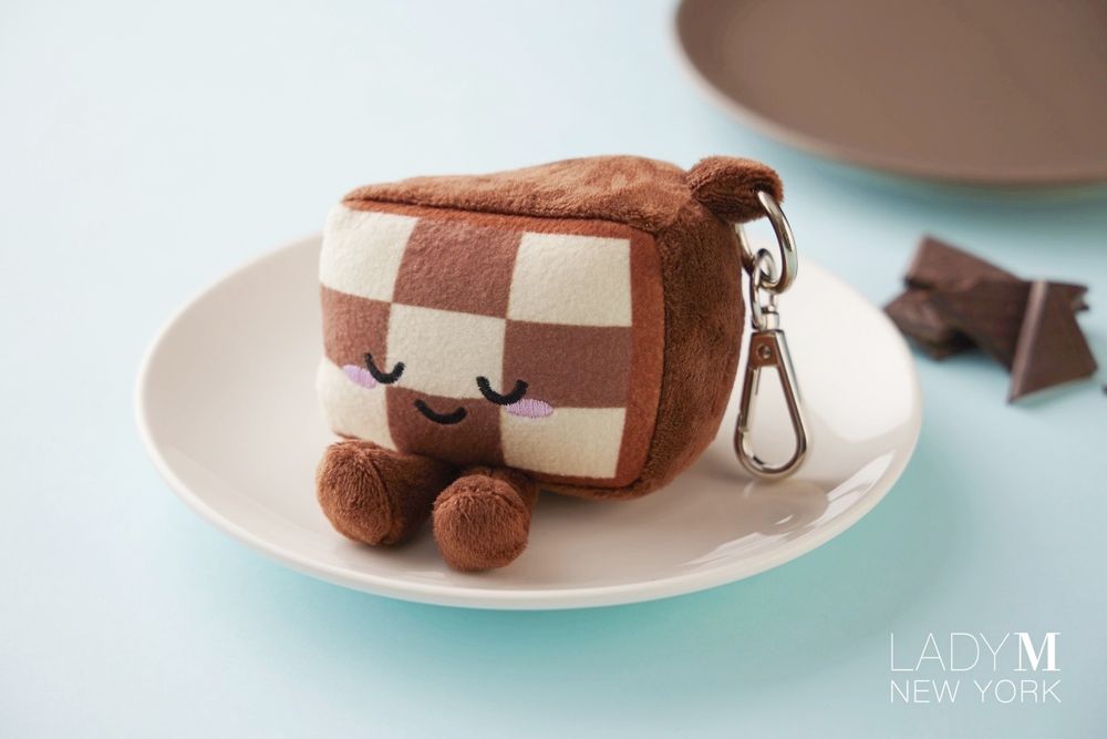 LADY M也來挑戰Jellycat？「笑臉棋盤格蛋糕鑰匙圈」可愛發瘋、獲得方式看這邊！-7