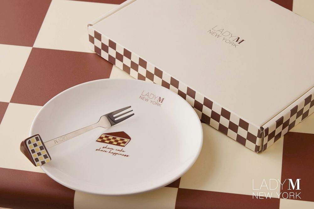 LADY M也來挑戰Jellycat？「笑臉棋盤格蛋糕鑰匙圈」可愛發瘋、獲得方式看這邊！-6