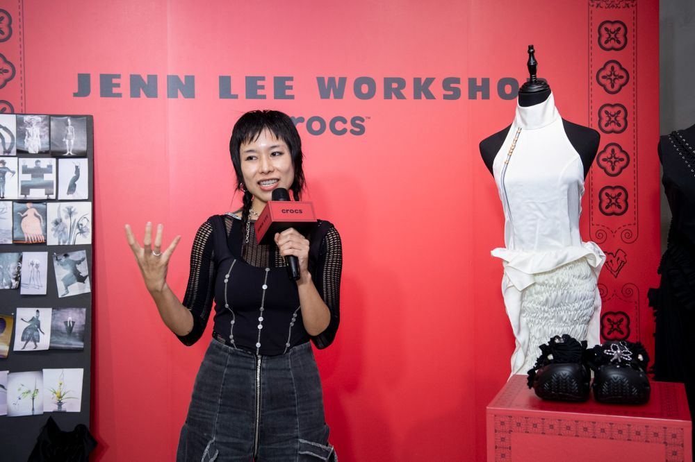 Crocs洞洞鞋又攻佔時裝週！台灣設計師JENN LEE操刀推出「T台秀款」粉絲坐等收藏！-6