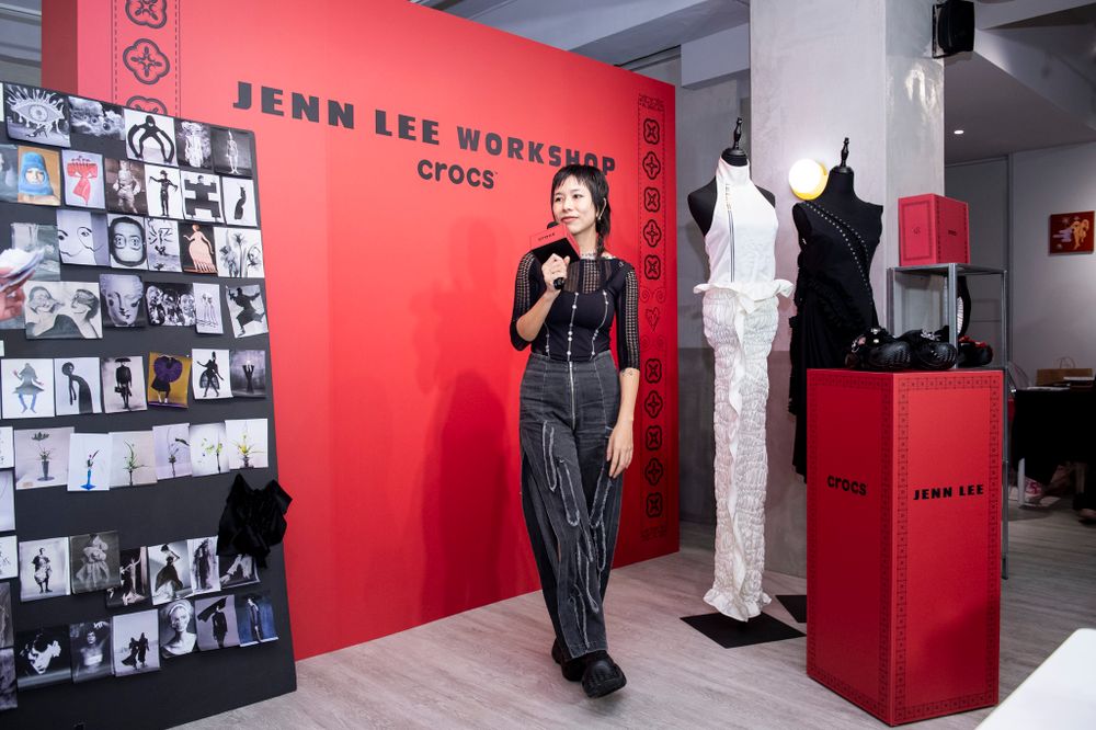 Crocs洞洞鞋又攻佔時裝週！台灣設計師JENN LEE操刀推出「T台秀款」粉絲坐等收藏！-7