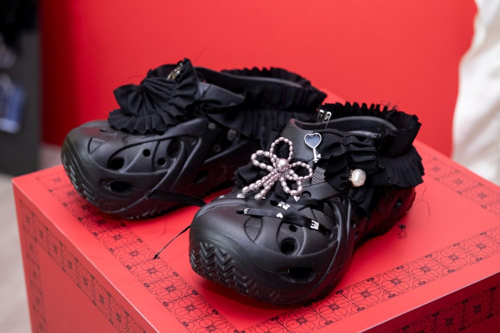 Crocs洞洞鞋又攻佔時裝週！台灣設計師JENN LEE操刀推出「T台秀款」粉絲坐等收藏！-2