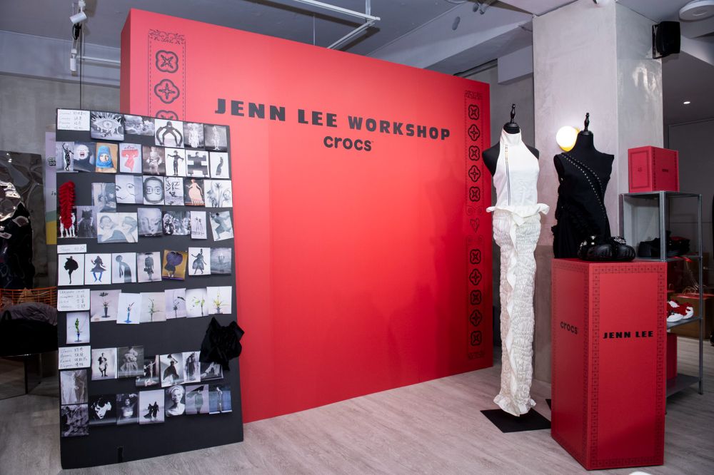 Crocs洞洞鞋又攻佔時裝週！台灣設計師JENN LEE操刀推出「T台秀款」粉絲坐等收藏！-11