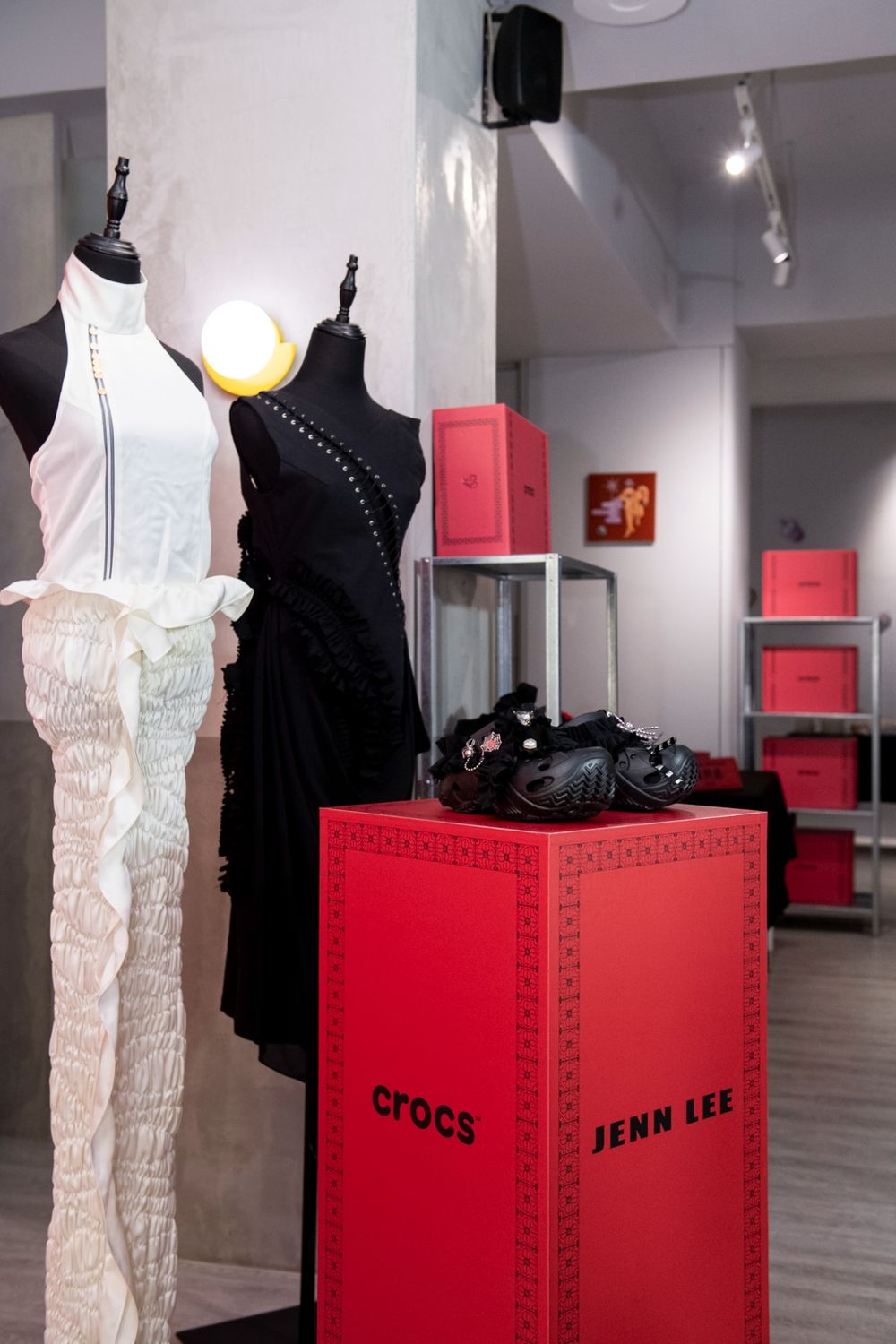 Crocs洞洞鞋又攻佔時裝週！台灣設計師JENN LEE操刀推出「T台秀款」粉絲坐等收藏！-5
