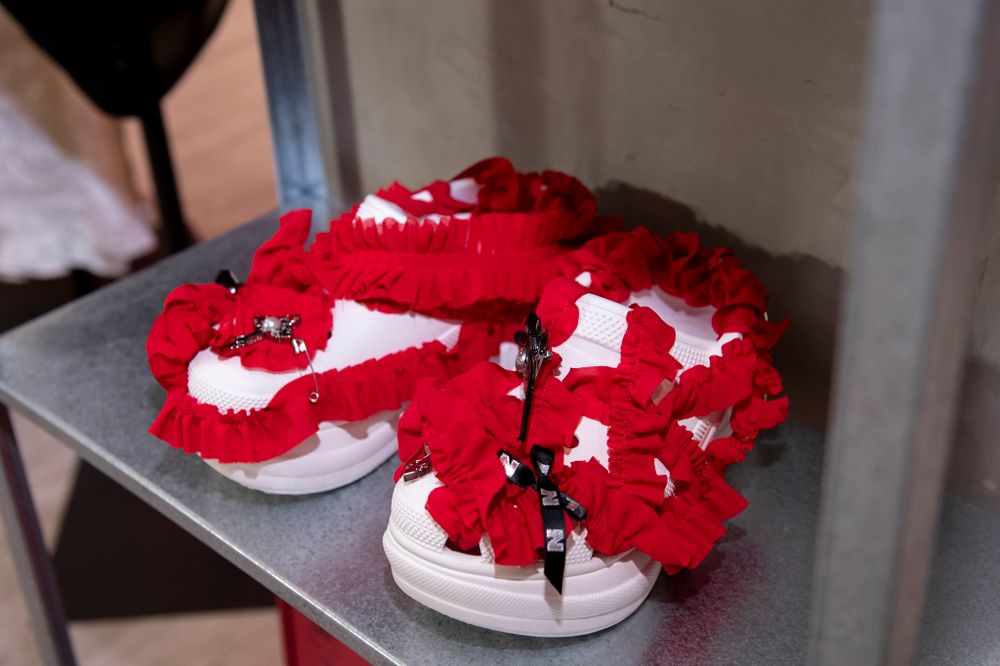 Crocs洞洞鞋又攻佔時裝週！台灣設計師JENN LEE操刀推出「T台秀款」粉絲坐等收藏！-3