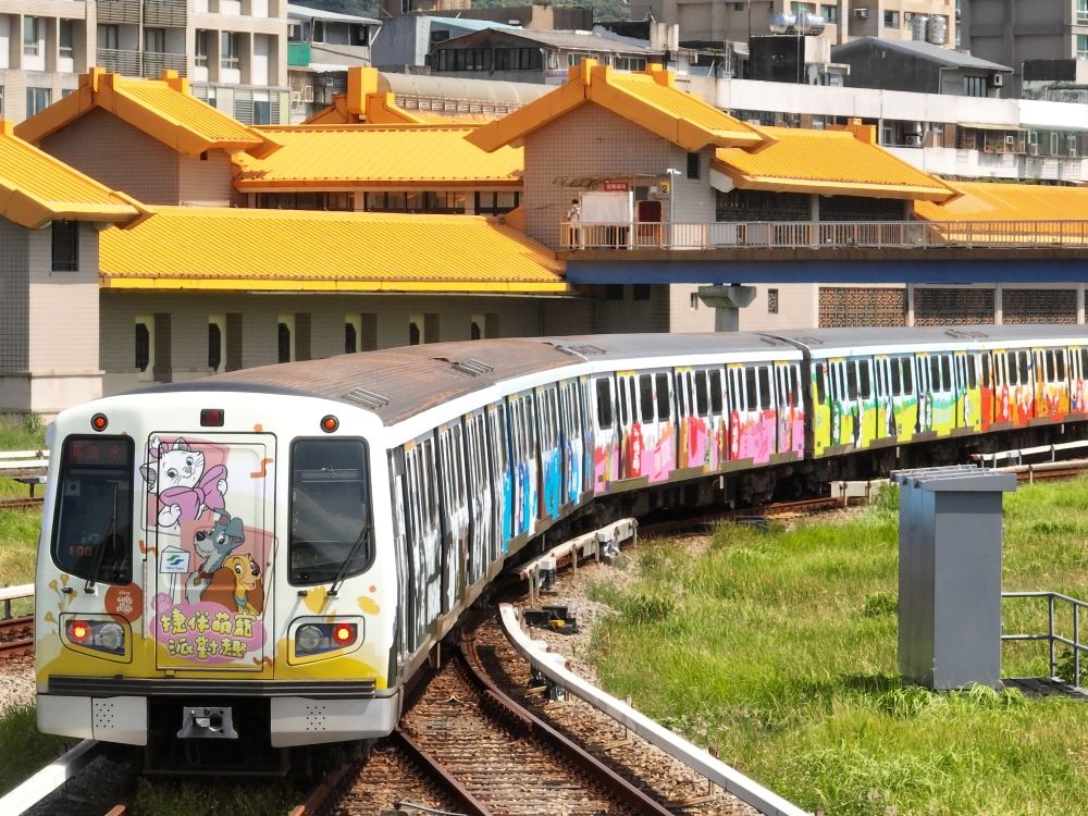 巨大「魯斯佛」現身大安森林公園！超Q迪士尼「貓狗主題裝置」必打卡、瑪麗貓聯名北捷列車同步登場！-1