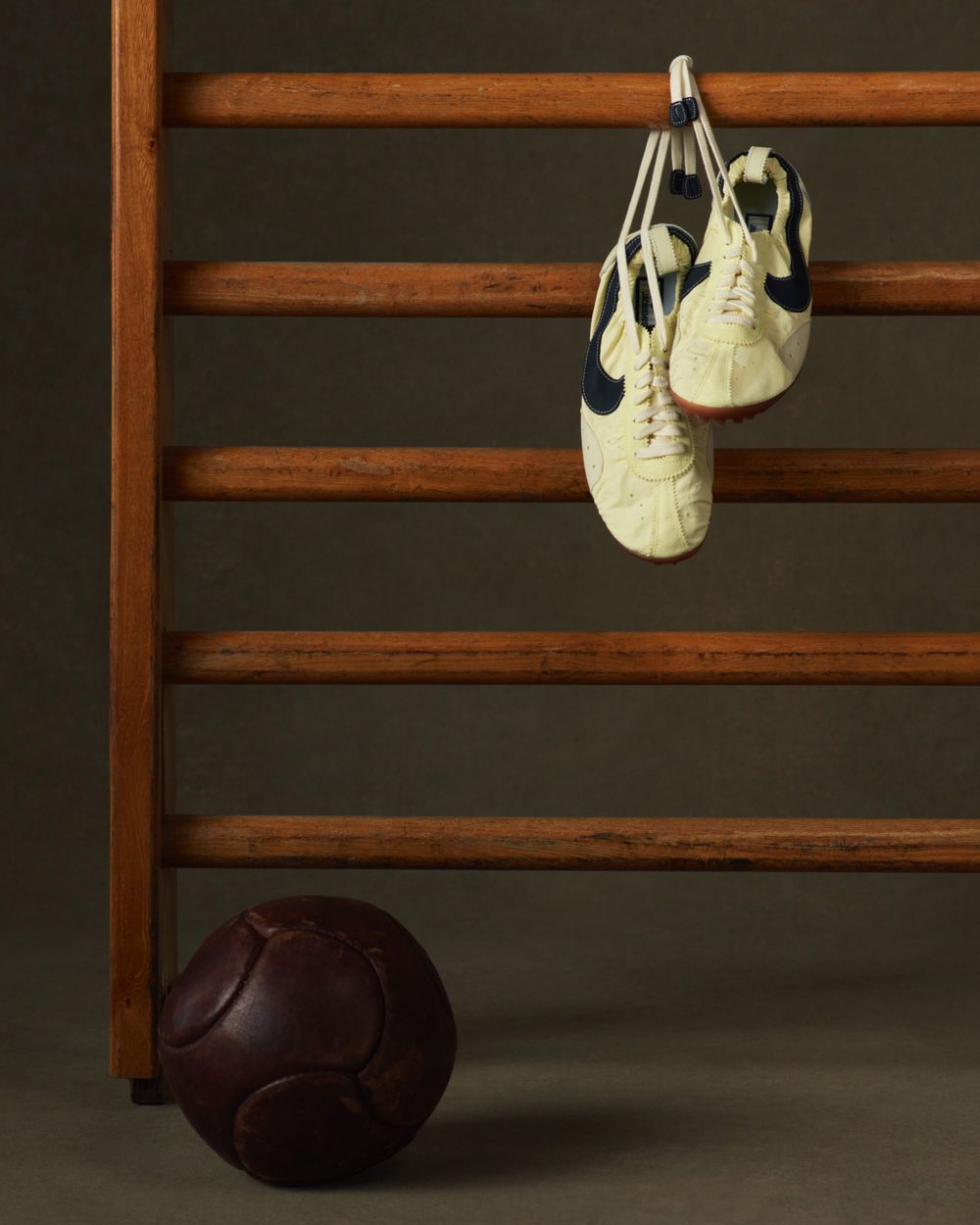 這雙真的手慢無！Nike最新Jacquemus聯名「芭蕾薄底鞋」懂女生要什麼！開賣日價格出爐！-8