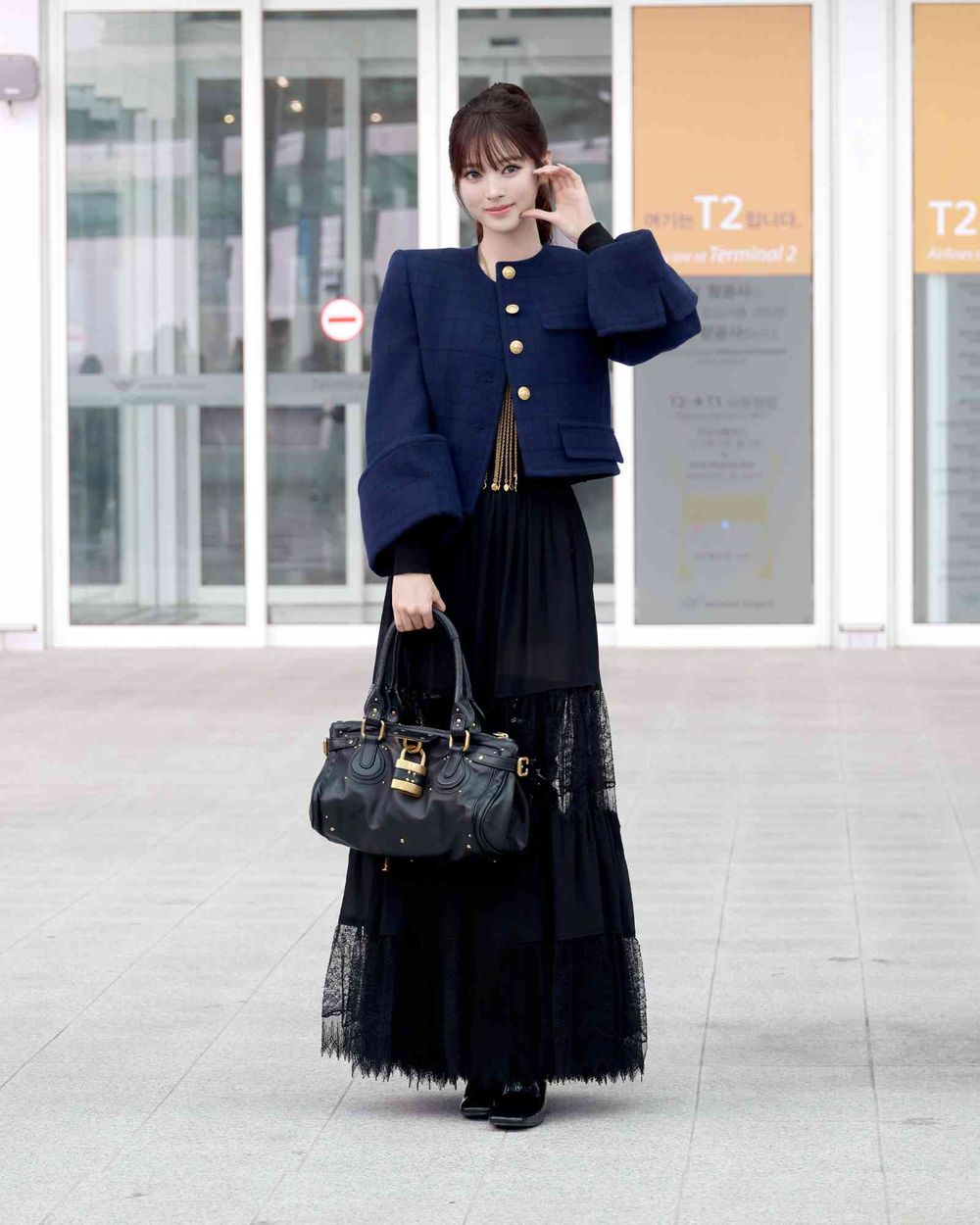 是仙女降臨嗎！MEOVV ANNA出發Chloé大秀！「黑蕾絲＋鎖頭包」法式浪漫造型美到不科學！-3