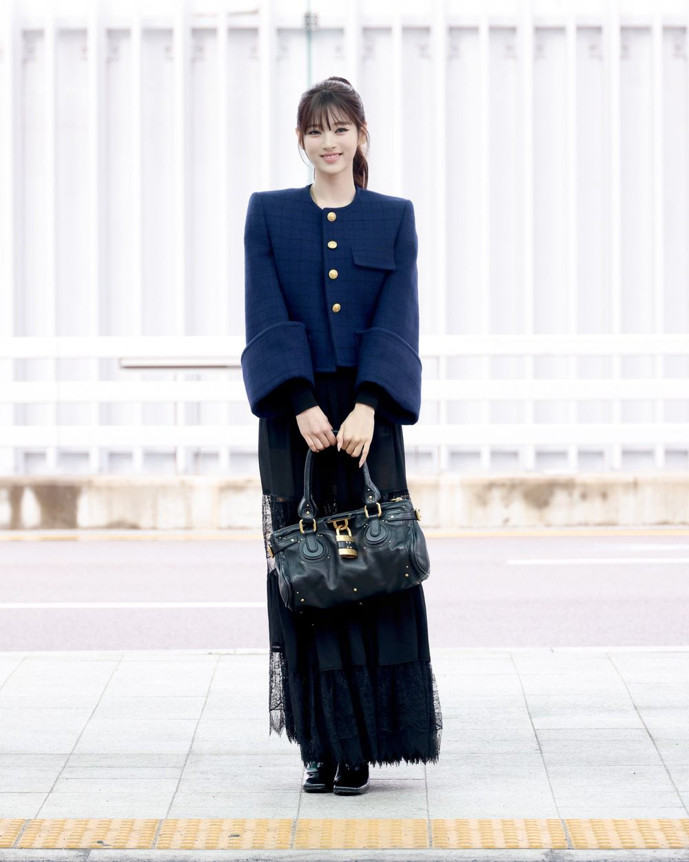 是仙女降臨嗎！MEOVV ANNA出發Chloé大秀！「黑蕾絲＋鎖頭包」法式浪漫造型美到不科學！-5