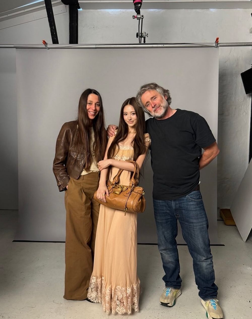 是仙女降臨嗎！MEOVV ANNA出發Chloé大秀！「黑蕾絲＋鎖頭包」法式浪漫造型美到不科學！-7