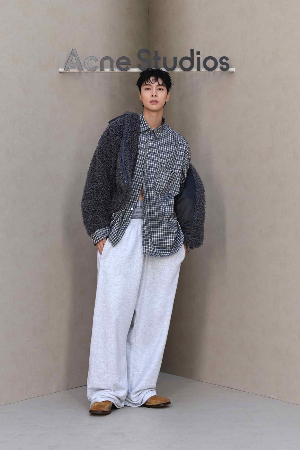 西珍妮滿意了！NCT Johnny現身Acne Studios大秀！「188公分＋側露腹肌」根本行走的畫報！-2