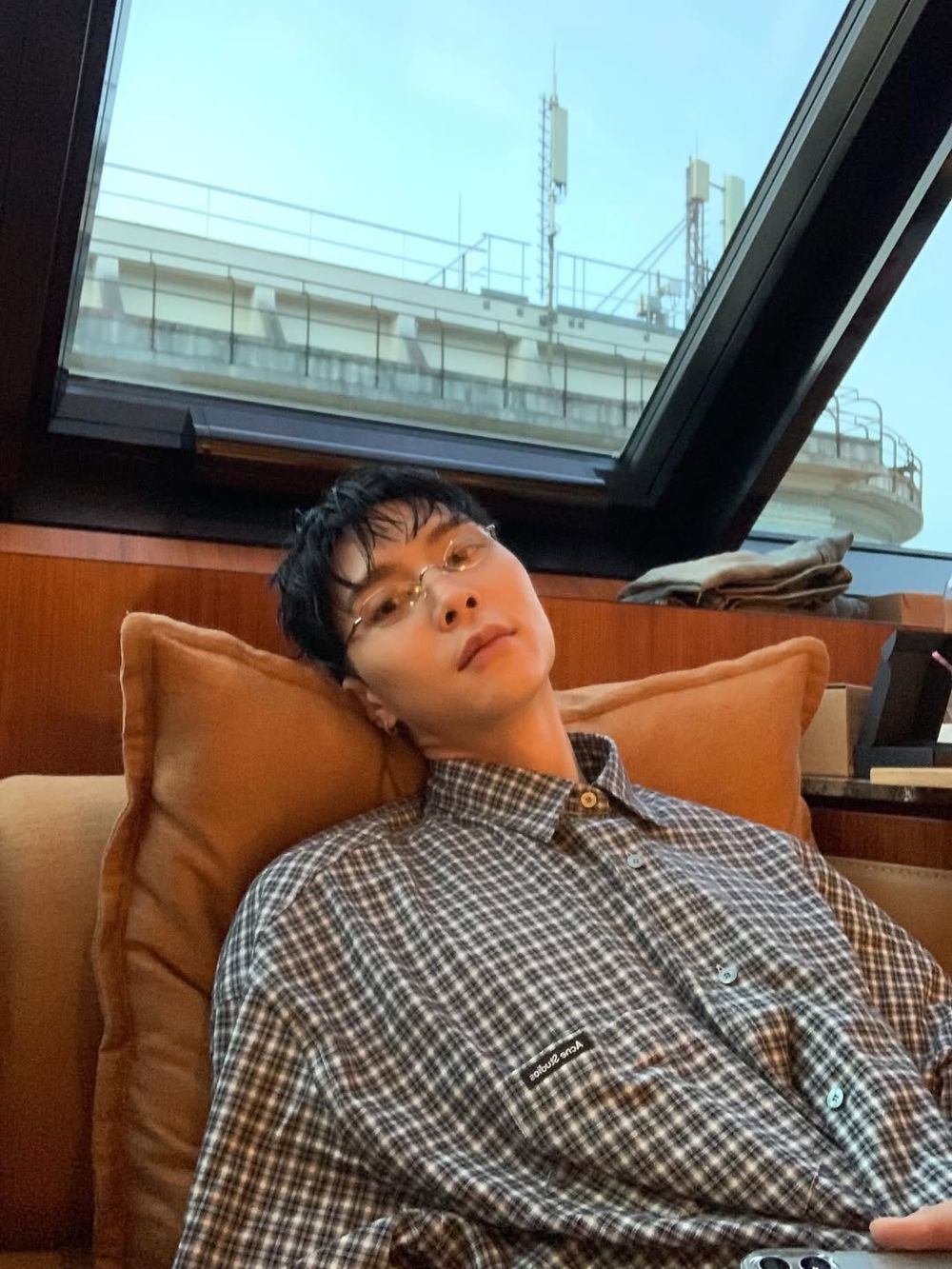 西珍妮滿意了！NCT Johnny現身Acne Studios大秀！「188公分＋側露腹肌」根本行走的畫報！-5