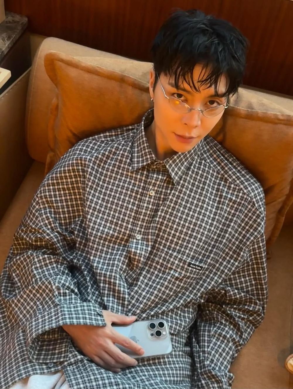 西珍妮滿意了！NCT Johnny現身Acne Studios大秀！「188公分＋側露腹肌」根本行走的畫報！-4