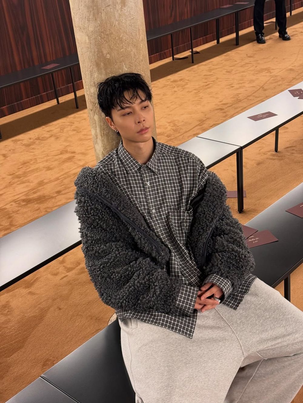 西珍妮滿意了！NCT Johnny現身Acne Studios大秀！「188公分＋側露腹肌」根本行走的畫報！-3