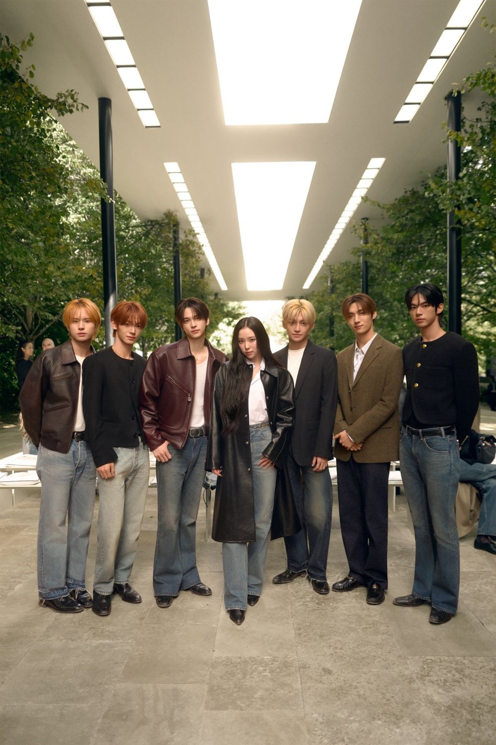 眼睛不知要看哪裡！CELINE大秀「帥兒子們」BTS泰亨、TWS都來了！MEOVV Narin美到外媒驚嘆！-14