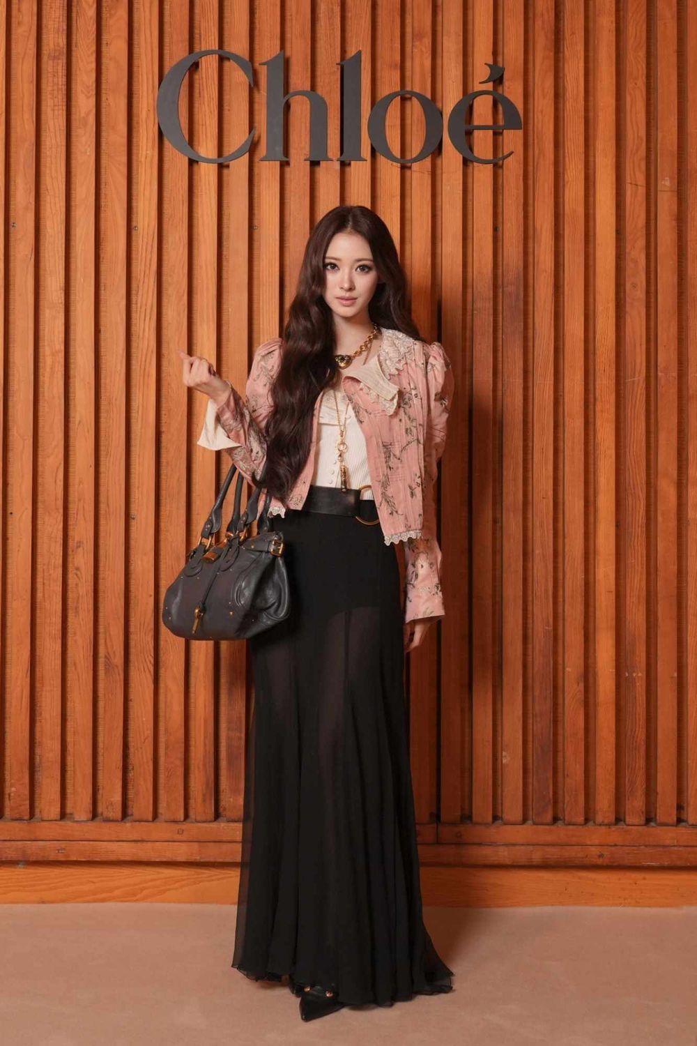 MEOVV Anna時裝週兩套Chloé造型回顧！不愧「最強神顏」角度隨便拍、圖拉超近也零死角！-9