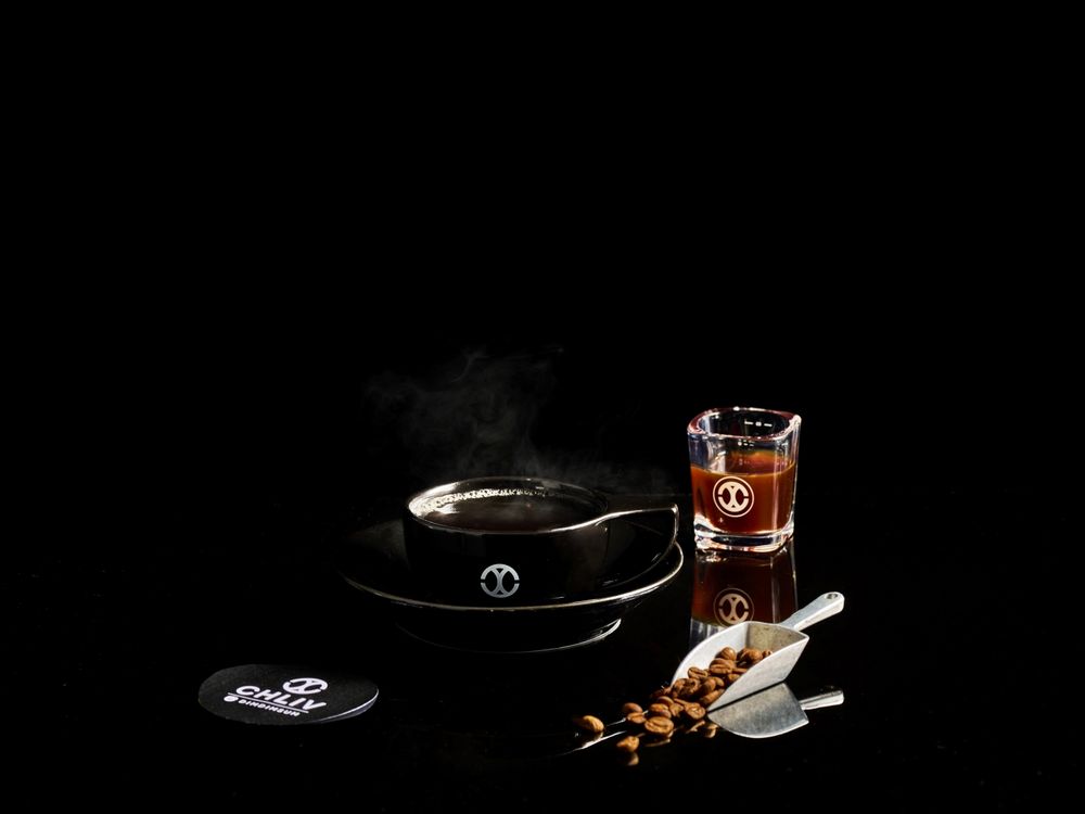 點點心跟超人氣精品咖啡CHLIV聯名了！超可愛「豬仔拉花熱港式鴛鴦、蜜汁培根可頌」必點一次看！-3