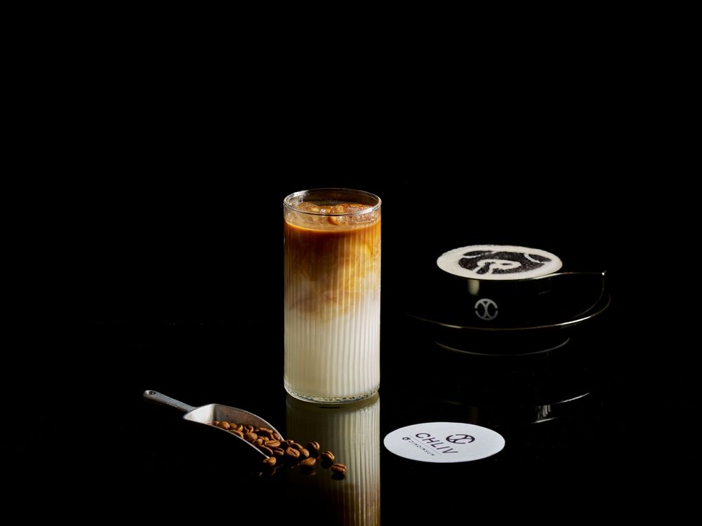 點點心跟超人氣精品咖啡CHLIV聯名了！超可愛「豬仔拉花熱港式鴛鴦、蜜汁培根可頌」必點一次看！-4