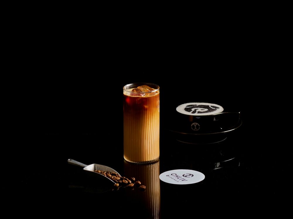 點點心跟超人氣精品咖啡CHLIV聯名了！超可愛「豬仔拉花熱港式鴛鴦、蜜汁培根可頌」必點一次看！-6