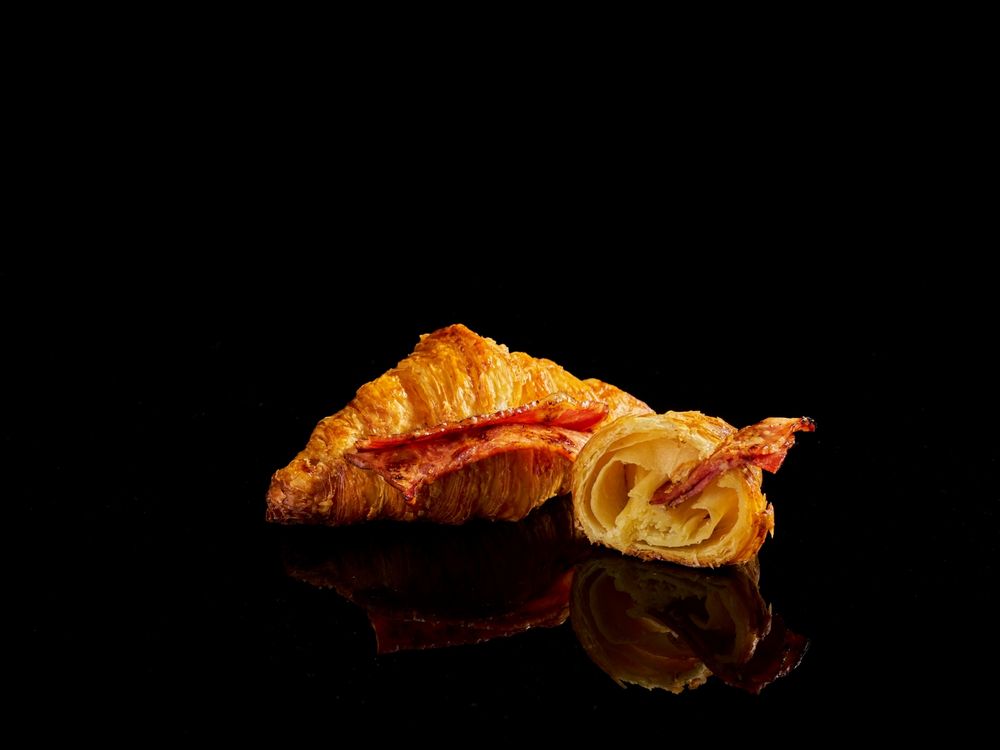 點點心跟超人氣精品咖啡CHLIV聯名了！超可愛「豬仔拉花熱港式鴛鴦、蜜汁培根可頌」必點一次看！-9