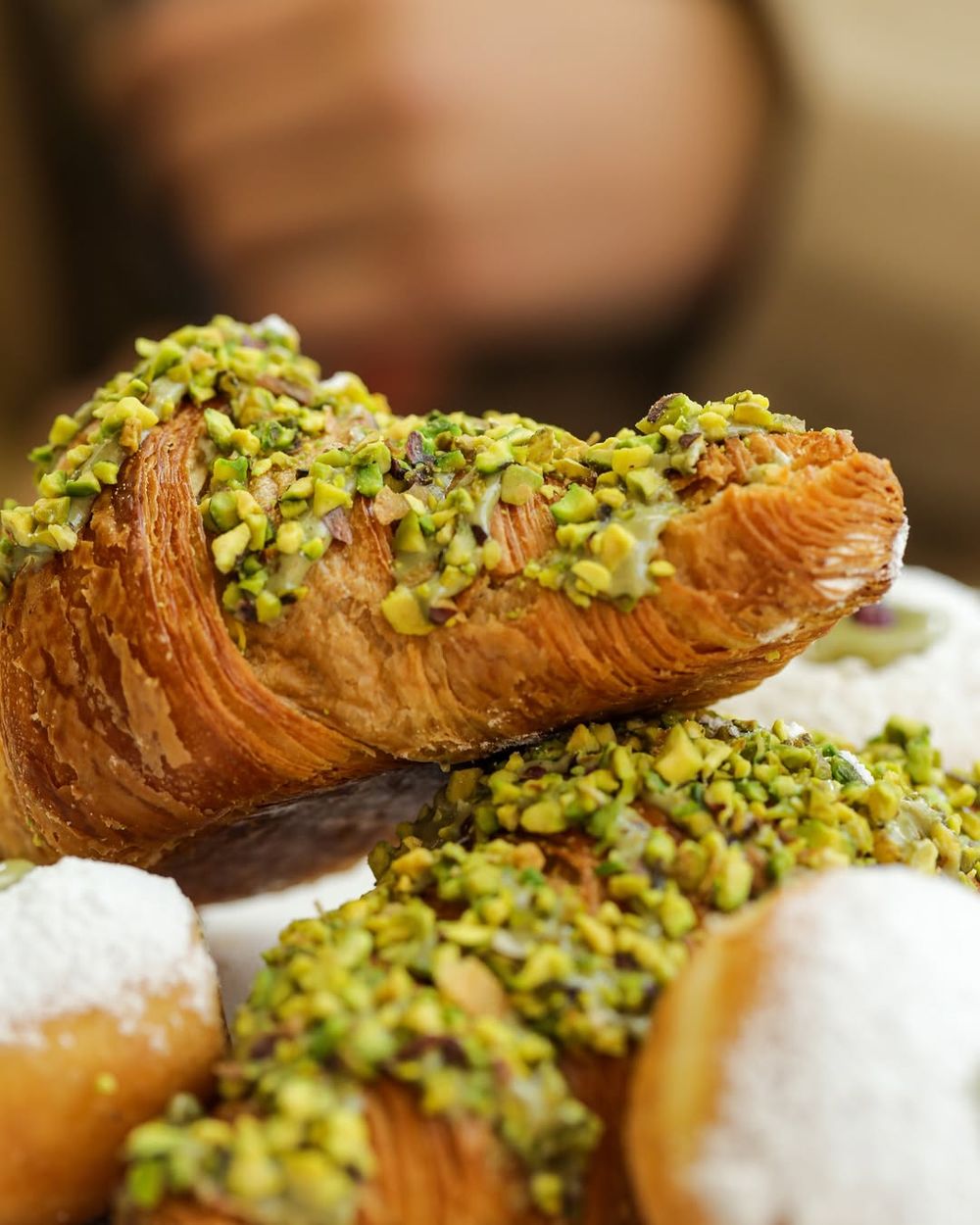 吃貨V上線！BTS泰亨時裝周後台狂嗑「開心果可頌」太可愛、必點同款甜點&推薦品項一次看！-2