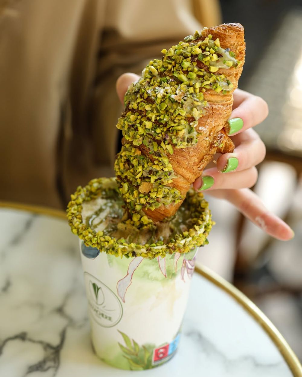 吃貨V上線！BTS泰亨時裝周後台狂嗑「開心果可頌」太可愛、必點同款甜點&推薦品項一次看！-3