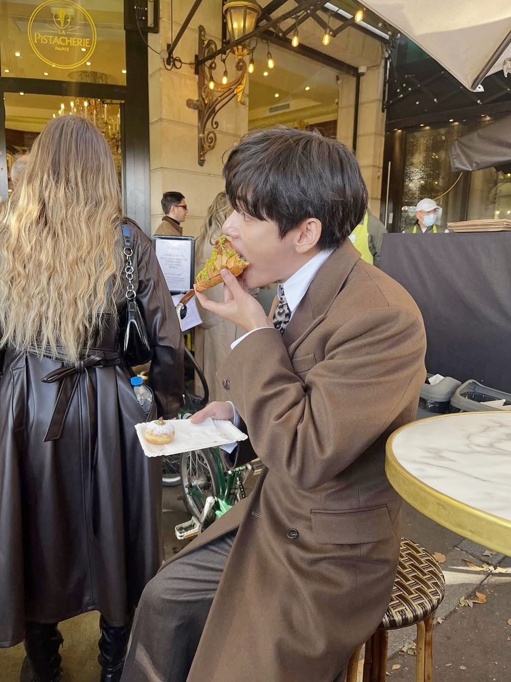 吃貨V上線！BTS泰亨時裝周後台狂嗑「開心果可頌」太可愛、必點同款甜點&推薦品項一次看！-4