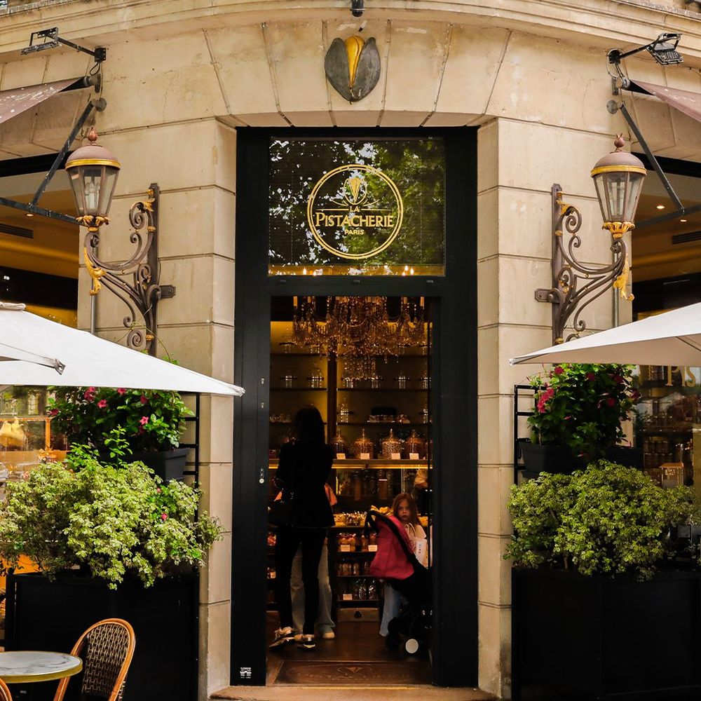 吃貨V上線！BTS泰亨時裝周後台狂嗑「開心果可頌」太可愛、必點同款甜點&推薦品項一次看！-1