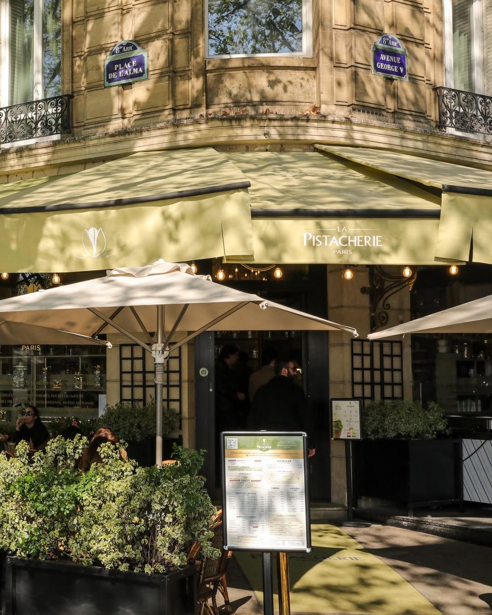 吃貨V上線！BTS泰亨時裝周後台狂嗑「開心果可頌」太可愛、必點同款甜點&推薦品項一次看！-8