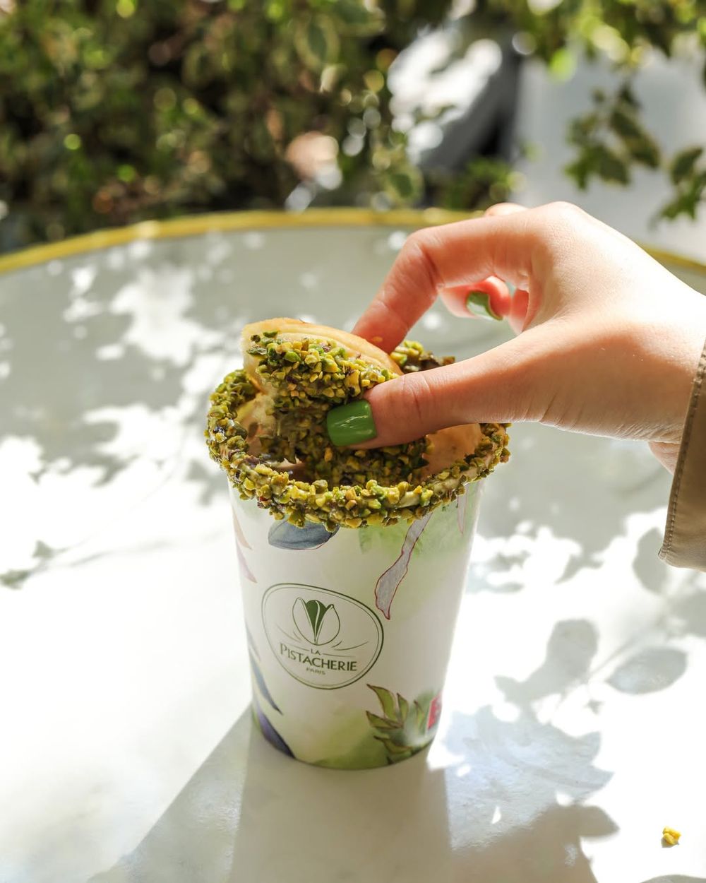 吃貨V上線！BTS泰亨時裝周後台狂嗑「開心果可頌」太可愛、必點同款甜點&推薦品項一次看！-9